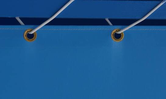 Dlaczego warto zdecydować się na wybór plandeki na wymiar?