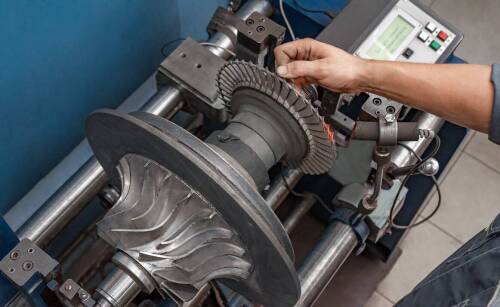 Czym może skutkować nieprawidłowe wyważenie elementów wirujących?