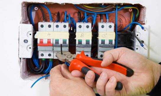 Jakie pomiary wykonuje się podczas kontroli instalacji elektrycznej?