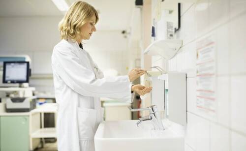 Jak zaaranżować stanowisko do mycia rąk w laboratorium?