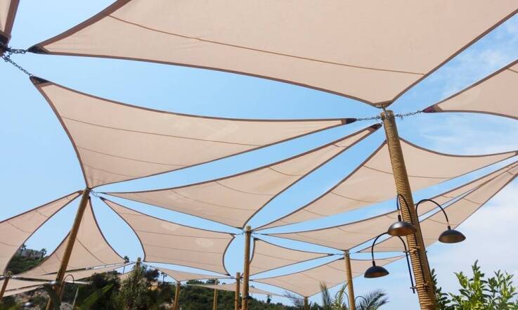 Żagle przeciwsłoneczne wodoszczelne - idealne rozwiązanie na upalne dni