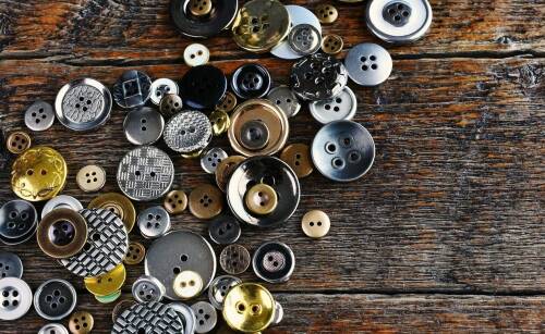 Metalowe czy z tworzywa? Jakie guziki wybrać?
