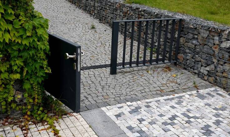 Czy bramy posesyjne mogą otwierać się na zewnątrz? 