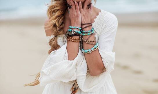 Szeroka bransoletka z kryształków - modny dodatek na każdą okazję