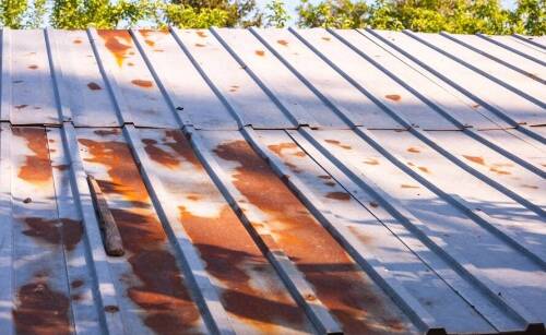 Jaką farbą pomalować zardzewiały dach?