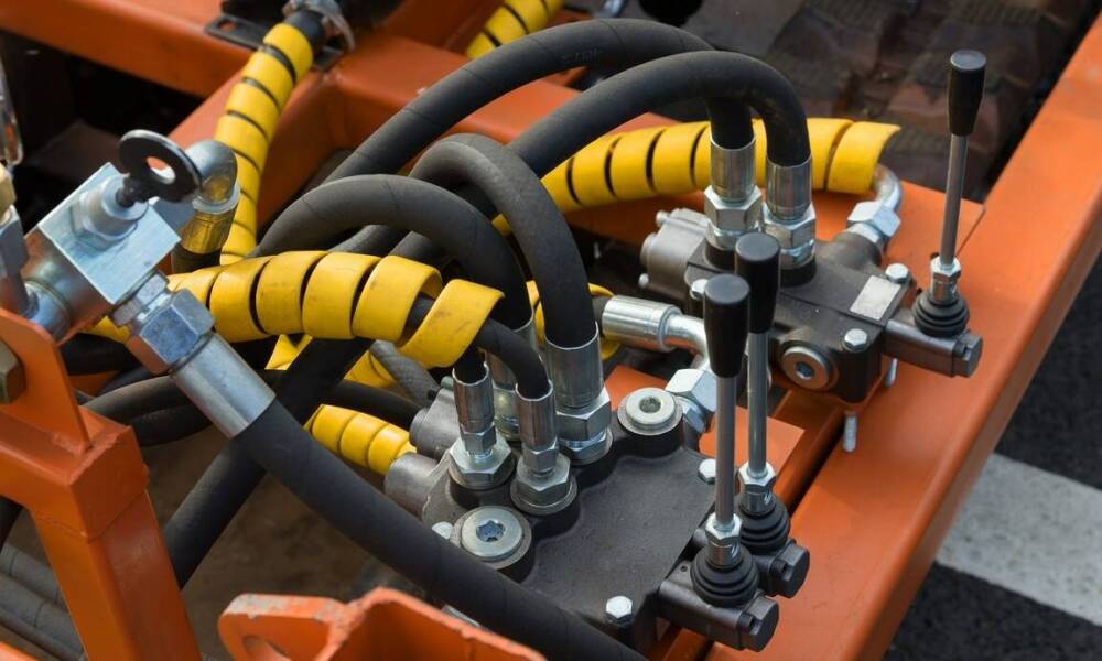 Dlaczego warto korzystać z oferty producenta siłowników hydraulicznych?