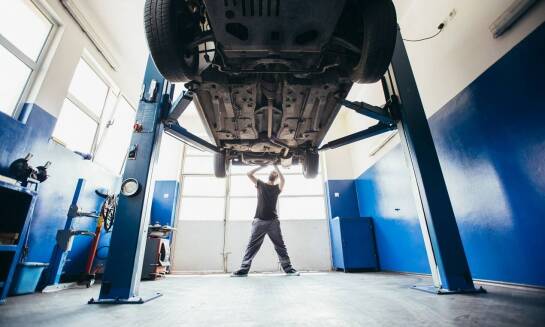 Czym wyróżnia się podnośnik dwukolumnowy?