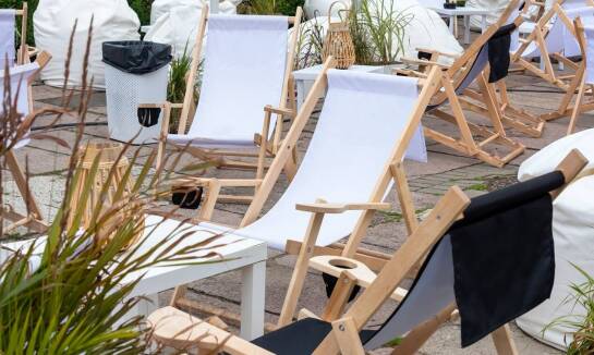 Na co zwrócić uwagę wybierając leżaki plażowe do hotelu? 