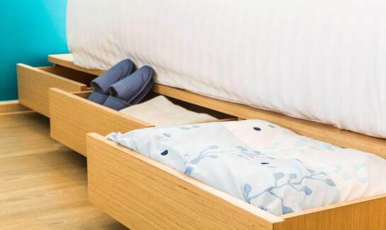 Łóżko z pojemnikami czy bez, jakie lepiej wybrać?
