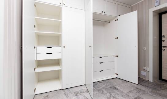 Najpopularniejsze materiały do produkcji szaf na wymiar
