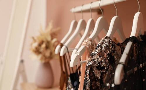 Jak przykleić cekiny do bluzki?