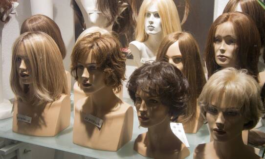 Czy peruka sprawdzi się w przypadku łysienia plackowatego?