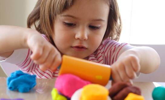 Zabawa ciastoliną a rozwój motoryki małej