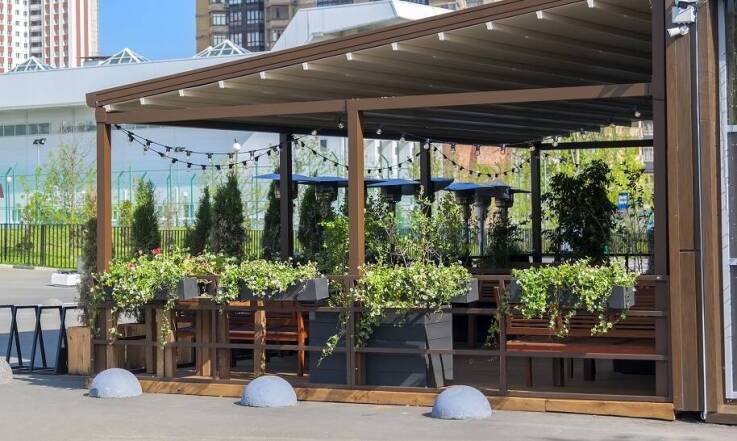 Restauracja z ogródkiem jako świetne miejsce na letni posiłek z bliskimi