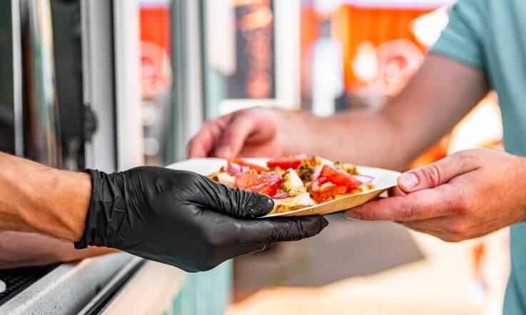 Z czego wynika popularność jedzenia typu street food?