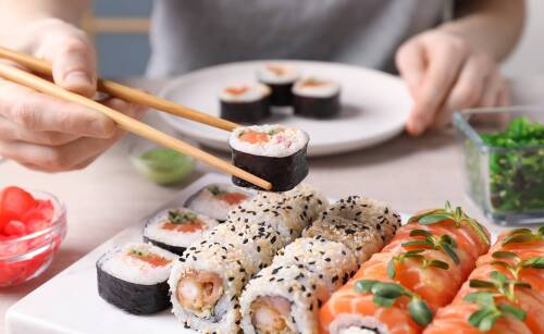 Jak jeść sushi? Sekrety posługiwania się pałeczkami