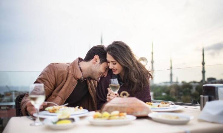 Restauracja z tarasem widokowym jako świetne miejsce na randkę