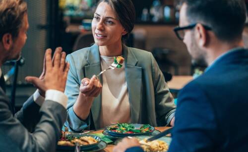Dlaczego kolacje firmowe warto wyprawić w renomowanej restauracji?