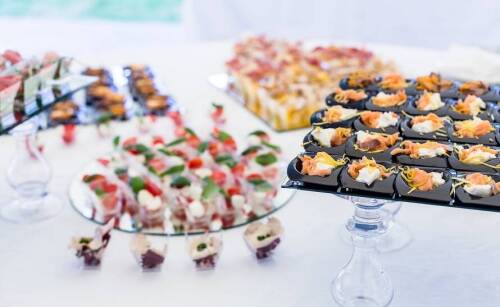 Ile możesz zyskać, wybierając catering na domówkę?