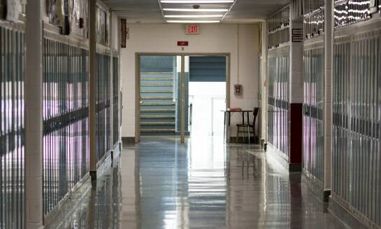 Jak wybrać system alarmowy do szkoły?