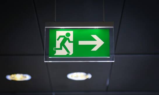 Montaż awaryjnego oświetlenia ewakuacyjnego w obiektach komercyjnych