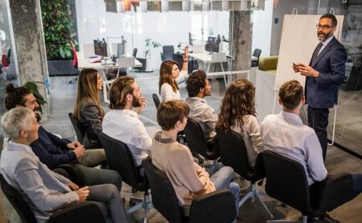 Szkolenia językowe dla firm – jakie korzyści przynosi inwestowanie w języki?