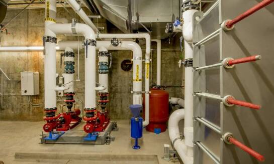 Jak technika basenowa wpływa na komfort użytkowania prywatnych basenów krytych?