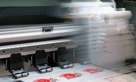 Drukarki przemysłowe w druku wielkoformatowym: jakie są ich zalety?