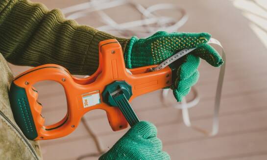 Jakie akcesoria do słupków drewnianych warto mieć przy montażu ogrodzenia elektrycznego?