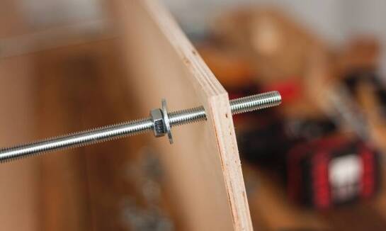 Jakie wkręty wybrać do płyty meblowej?