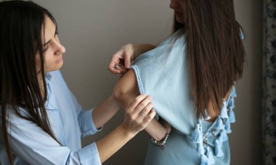 Wszywanie zamków, przyszywanie guzików - drobne usługi krawieckie, które mogą uratować Twoje ubrania