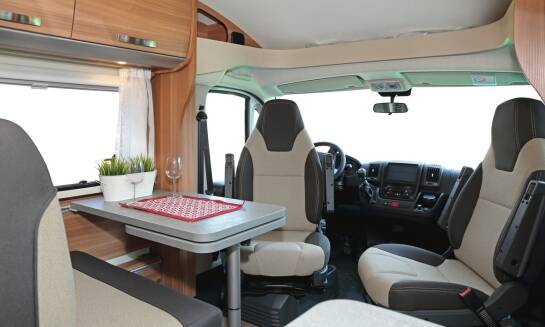 Jak lekkie meble do kampera mogą poprawić komfort podróży i zmniejszyć zużycie paliwa?