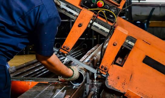 Dlaczego warto zainwestować w automatyczną piłę taśmową do metalu? Kluczowe korzyści dla Twojej firmy