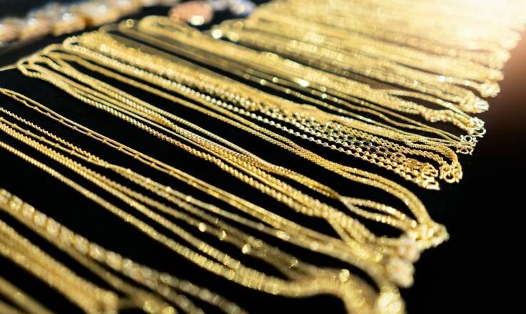 Naszyjniki dla każdej kobiety – od delikatnych łańcuszków po efektowne wisiory