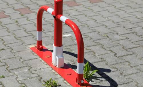 Jakie są rodzaje barierek technicznych oraz ich wpływ na bezpieczeństwo na drogach?