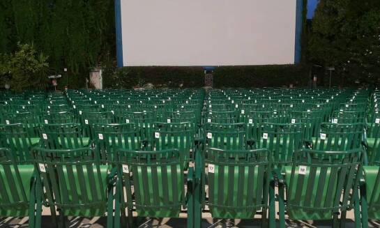 Projekcje filmowe na plaży - jak sprawić, by były niezapomniane?