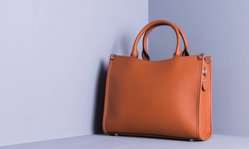 Biała torebka ze skóry naturalnej - elegancki dodatek, który pasuje do każdej stylizacji