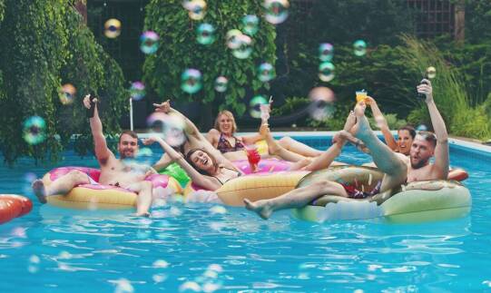 Aqua zumba: energetyczne tańce w wodzie dla każdego w aquaparku nad morzem