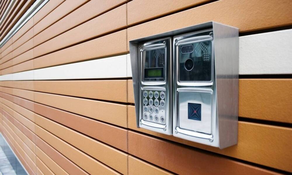 Dlaczego warto połączyć skrzynkę na listy z domofonem?