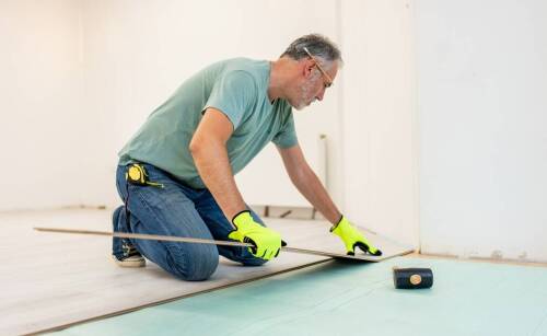 Renowacja starego parkietu: jak odświeżyć i przywrócić blask dawnej podłodze