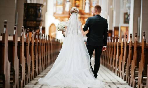 Dekoracje kościoła na ślub - jakie elementy warto uwzględnić?