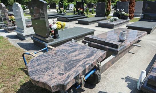 Szeroki wybór zdjęć nagrobkowych: jak wybrać odpowiedni kształt i kolor?