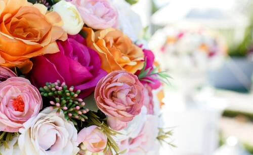 Sztuczne kwiaty jako alternatywa dla alergików: jak je wybrać i zastosować w dekoracjach?