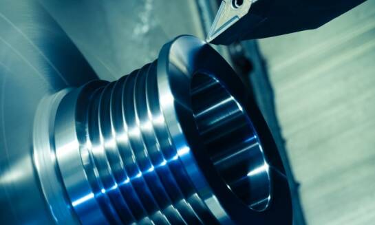 Dlaczego warto wybrać usługi firmy specjalizującej się w obróbce metali skrawaniem CNC?