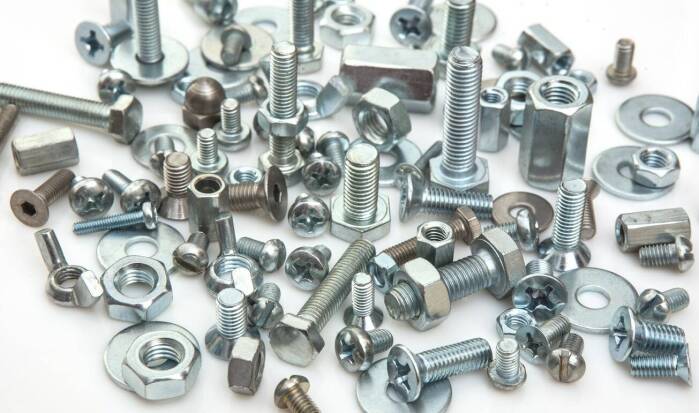 Metalowe wyroby złączne a bezpieczeństwo użytkowania: jakie cechy są najważniejsze?