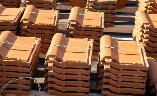 Jak prawidłowo przechowywać i transportować płytki i cegły przed montażem?