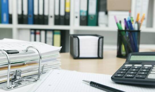 Jakie artykuły biurowe są niezbędne w pracy administracyjnej?