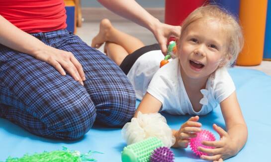 Terapia ruchowa dla dzieci: jak wpływa na rozwój fizyczny i emocjonalny?