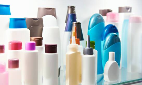 Jakie są różnice między żelami pod prysznic a szamponami w ofercie hotelowej?