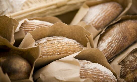 Papier do pakowania – kluczowy element w branży spożywczej i cukierniczej